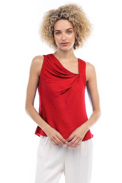 Blusa roja asimétrica