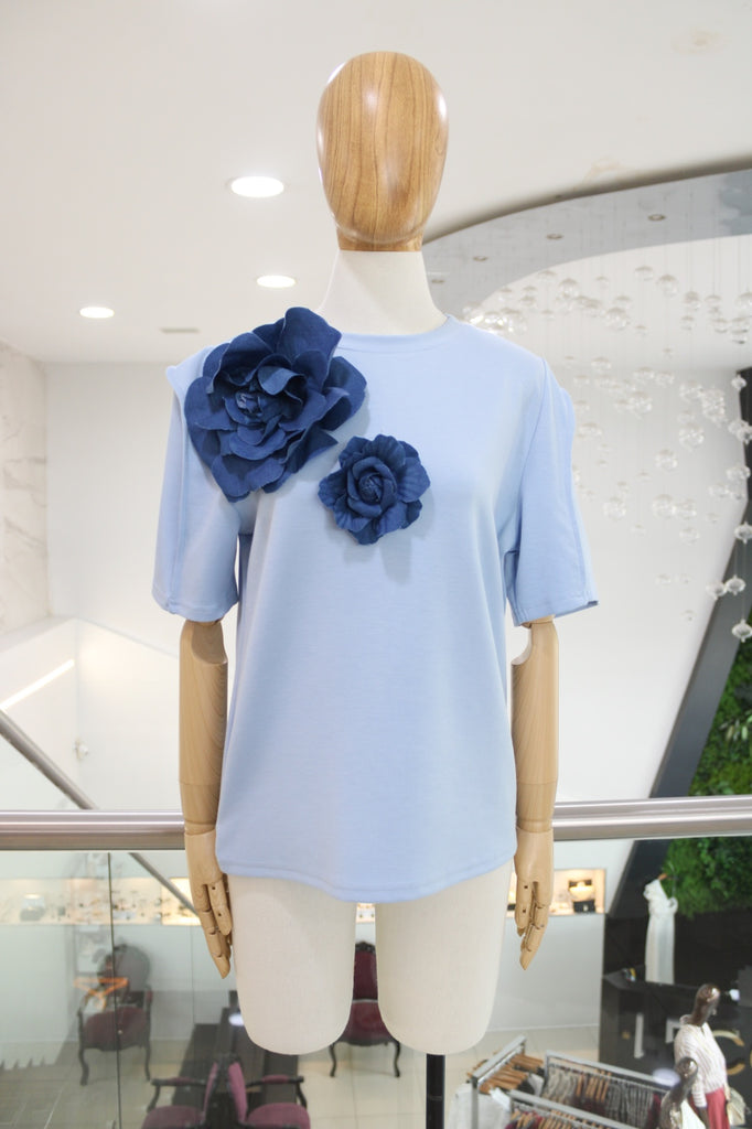 T-shirt azul flores